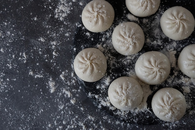 Khinkali traditionnel avec de la viande. Fait main.