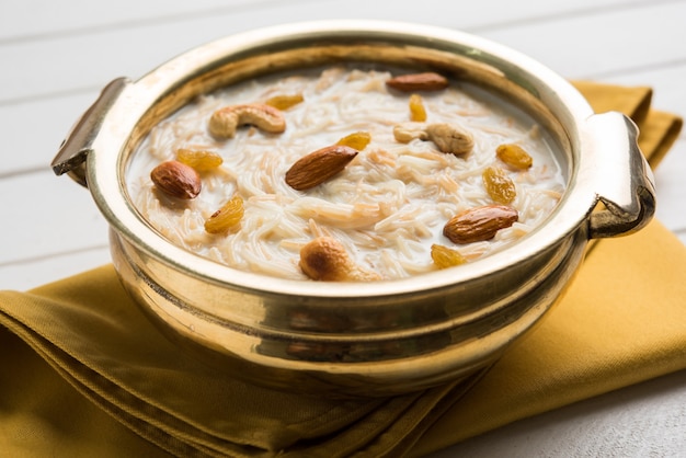 Khir ou kheer payasam également connu sous le nom de Sheer Khurma Seviyan consommé en particulier à l'occasion de l'Aïd ou de tout autre festival en Inde ou en Asie. Servi avec des garnitures de fruits secs dans un bol