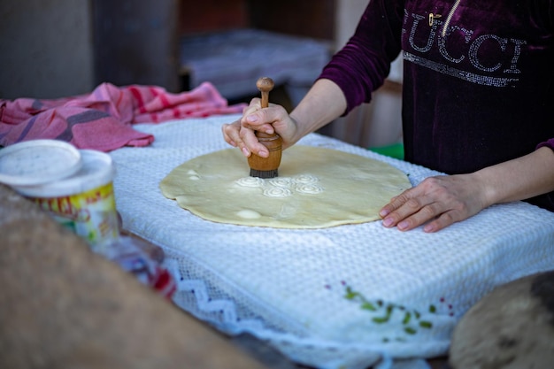 Photo khiva ouzbékistan 19 novembre 2023 une façon traditionnelle de cuisiner le pain en asie centrale ouzbékistan khiva l'oasis agricole de khoresm citadelle