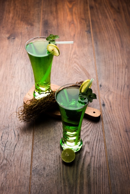 Khus Sharbat ou Vetiver Drink servi dans un verre avec une tranche de menthe et de citron, mise au point sélective