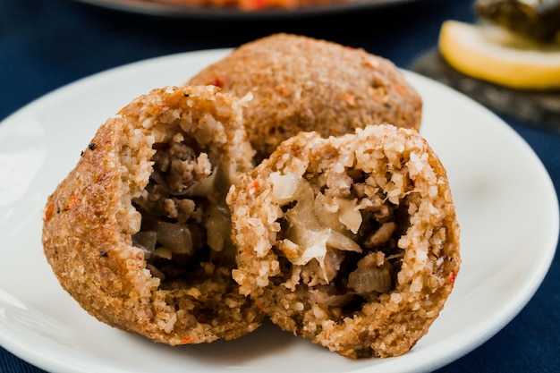 Photo kibbeh sur une assiette. cuisine traditionnelle des pays arabes