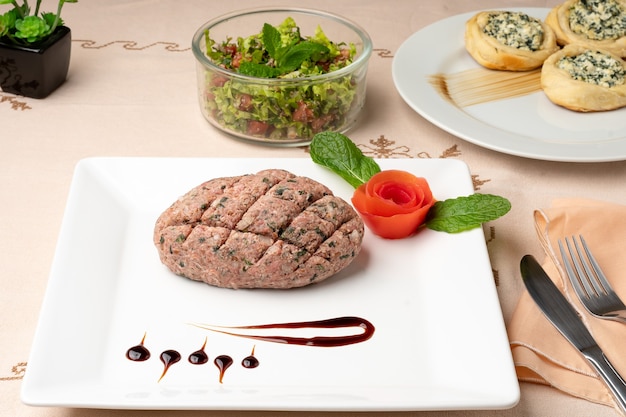 Kibbeh cru sur une assiette blanche nourriture typique de la cuisine arabe