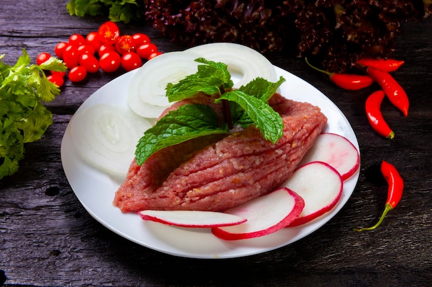 Kibbeh cru à la feuille de menthe et cru de quibe de radis