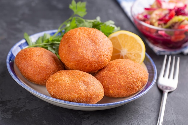 Kibbeh est un plat populaire dans la cuisine du Moyen-Orient (nom turc ; icli kofte - Adana icli koftesi)