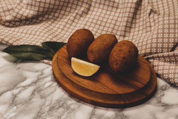 Kibbeh est un plat populaire dans la cuisine du Moyen-Orient nom turc icli kofte