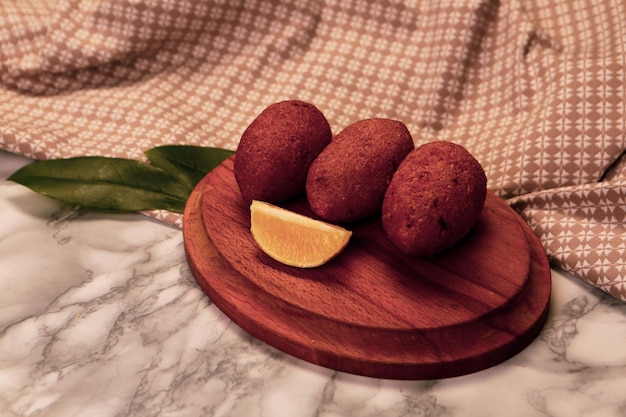 Kibbeh est un plat populaire dans la cuisine du Moyen-Orient (nom turc icli kofte)