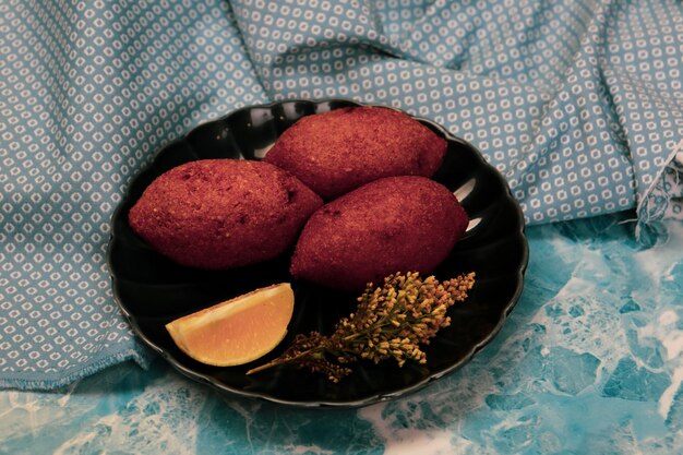 Kibbeh est un plat populaire dans la cuisine du Moyen-Orient (nom turc icli kofte)