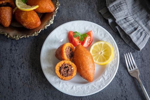 Kibbeh est un plat populaire dans la cuisine du Moyen-Orient nom turc icli kofte