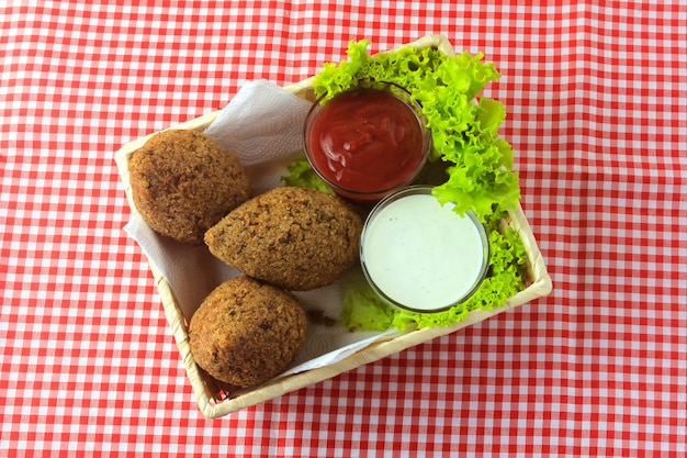 Kibbeh frit à la sauce tomate dans un panier