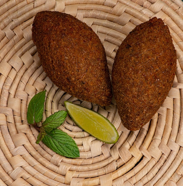 Kibbeh frit sur tapis de paille à la menthe et au citron