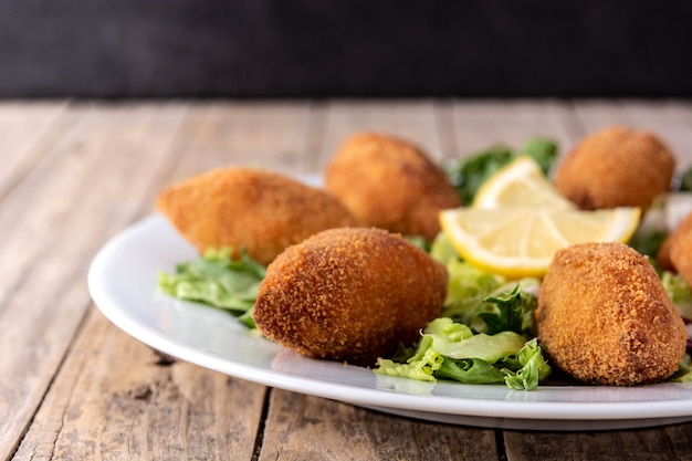 Kibbeh libanais traditionnel sur table en bois