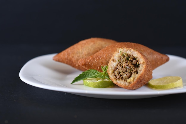 Le kibbeh de plat méditerranéen est un aliment délicieux