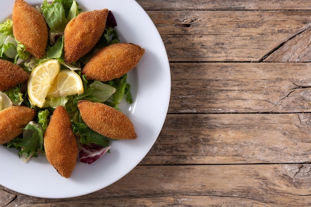 Photo kibbeh traditionnel libanais sur fond de bois