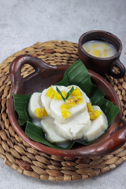 Kicak est un dessert traditionnel indonésien à base de purée de riz gluant avec de la noix de coco râpée