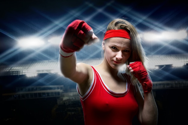 Kickboxer femme en bandages de boxe et vêtements de sport