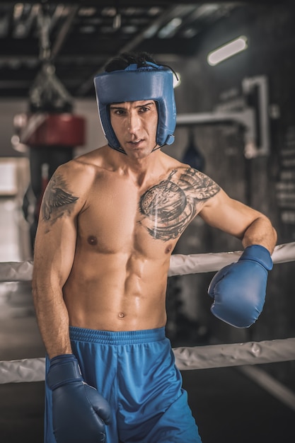 Kickboxer. Un kickboxer en ourlet bleu et en short bleu