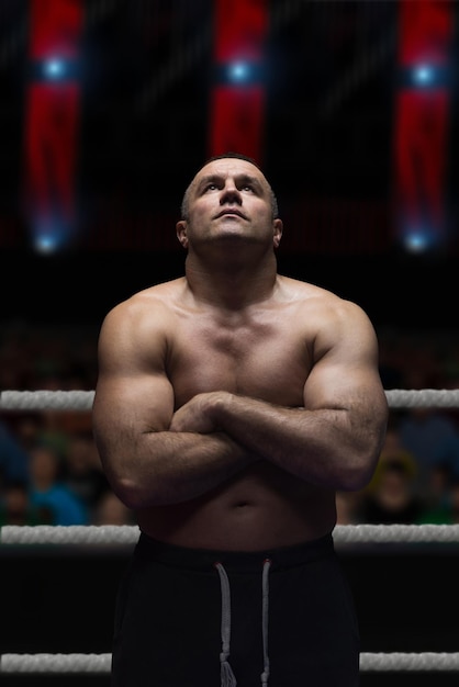 kickboxer professionnel avec les mains en position d'arts martiaux s'entraînant pour le combat dans le ring d'entraînement