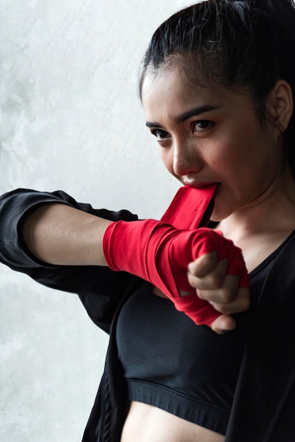 Photo kickboxing arts martiaux mixtes boxe muay thai femmes - féminines