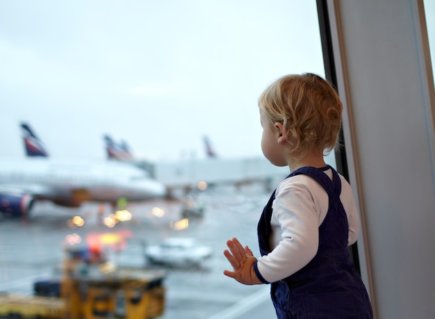 Kid à l&#39;aéroport.