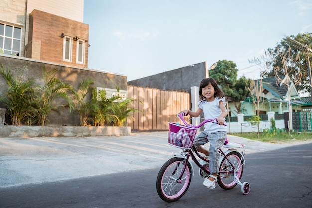 Kid aime faire du vélo en plein air