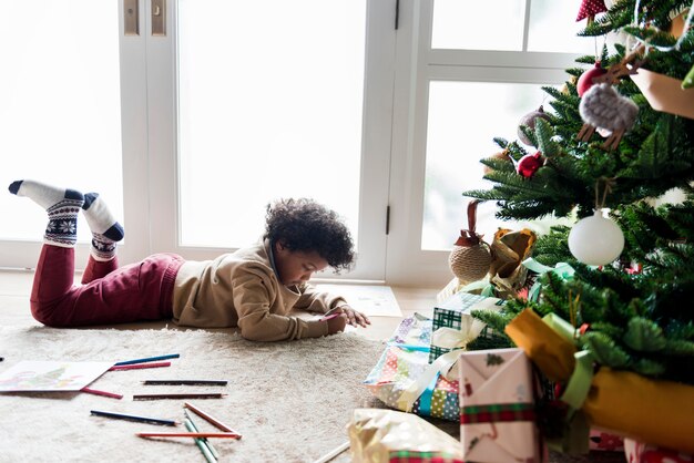 Kid appréciant le livre de coloriage