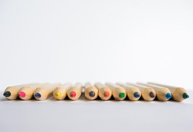 Kid Art education concept Crayons de couleur sur papier blanc fond copie espace
