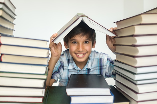 Kid avec beaucoup de livres