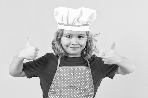 Kid chef cuisinier studio portrait Enfants cuisiner Kid garçon avec tablier et toque