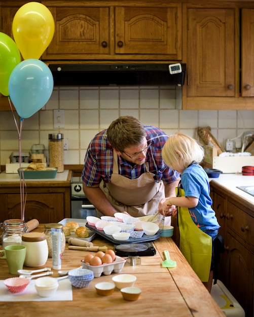 Kid cuisiner avec papa