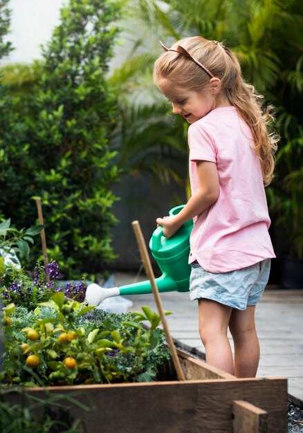 Kid dans une expérience de jardin et idée