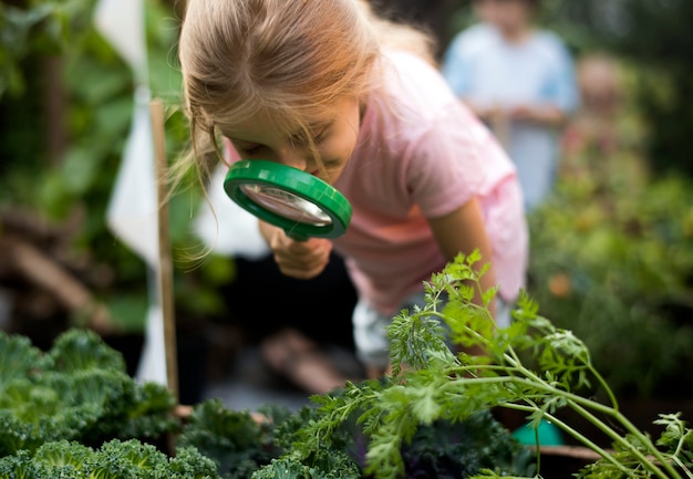 Kid dans une expérience de jardin et idée