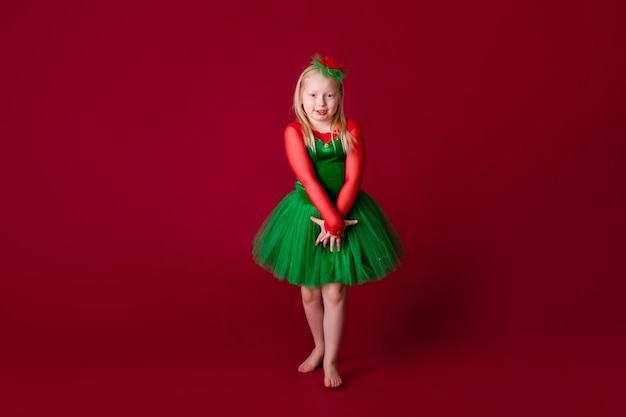 Kid danseur satisfait de la tenue de concert. Des vêtements pour la danse de salon.