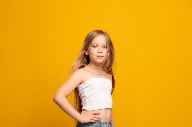 Kid fashion look d'été décontracté mode de vie enfant confiant jeune mannequin fille blonde en haut blanc