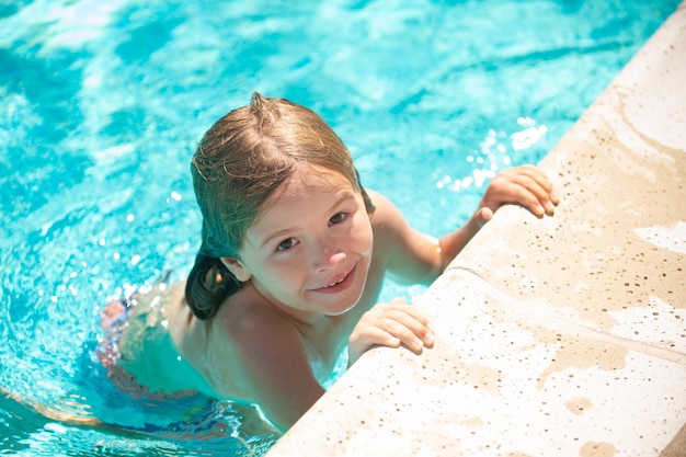 Kid garçon nager dans le concept de vacances d'été piscine