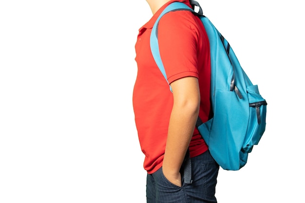 Kid garçon portant sac à dos debout sur fond blanc isolé