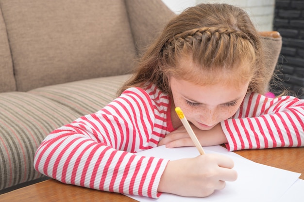 Kid Girl est un crayon à colorier sur papier dans le salon