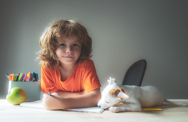 Kid home learning portrait d'un enfant garçon faisant ses devoirs retour au concept de l'école