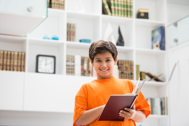 Kid avec livre à la maison