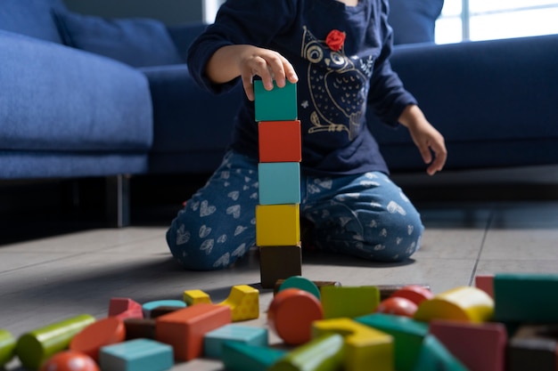 Kid organisant des blocs de couleur