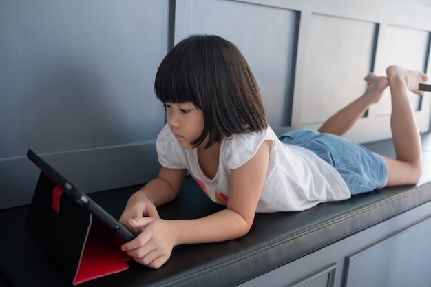 Kid regarder tablette, dessin animé enfant accro