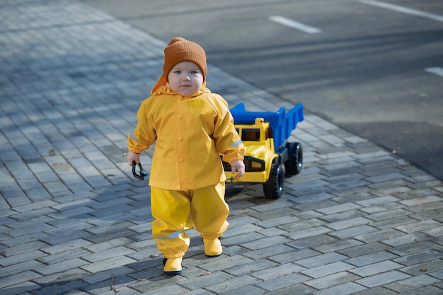 Photo kid roule un gros camion jouet