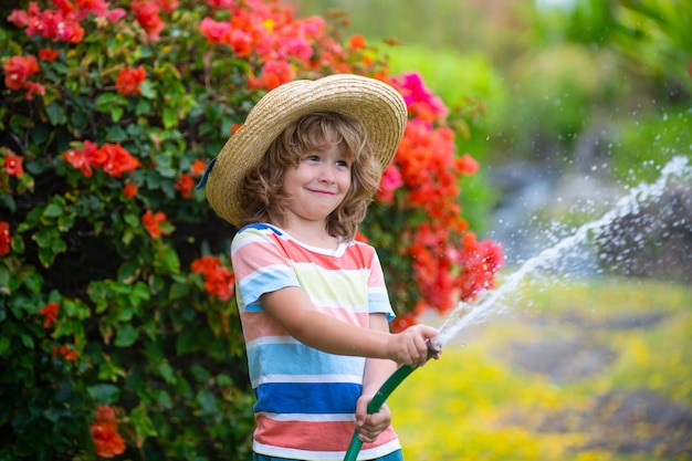 Kid s'amuser garçon drôle heureux souriant sur paysage naturel petit enfant s'amuser sur l'air frais étant f ...