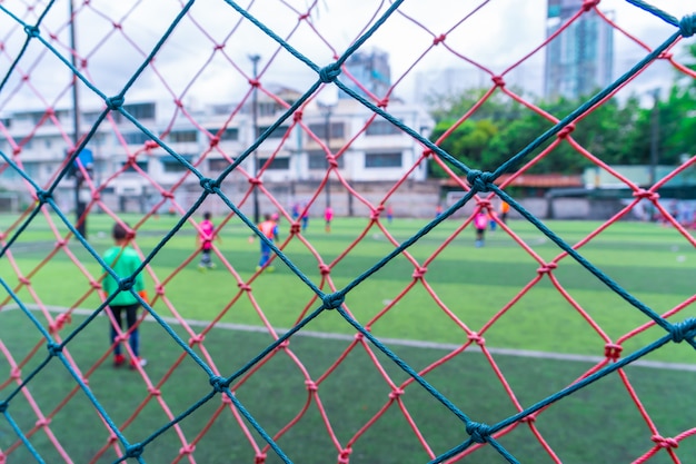 Kid s'entraîne au football flou