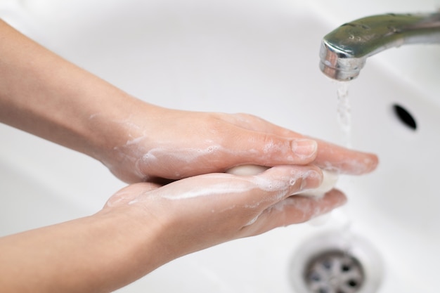 Kid se laver les mains dans la salle de bain