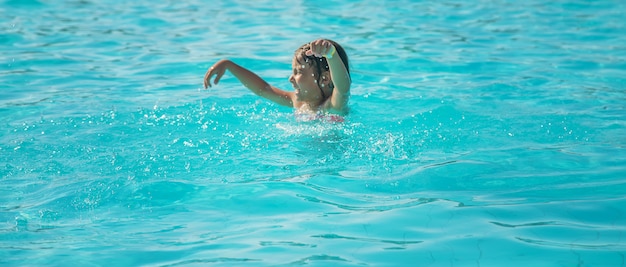 Kid se noie dans la mer. Mise au point sélective.