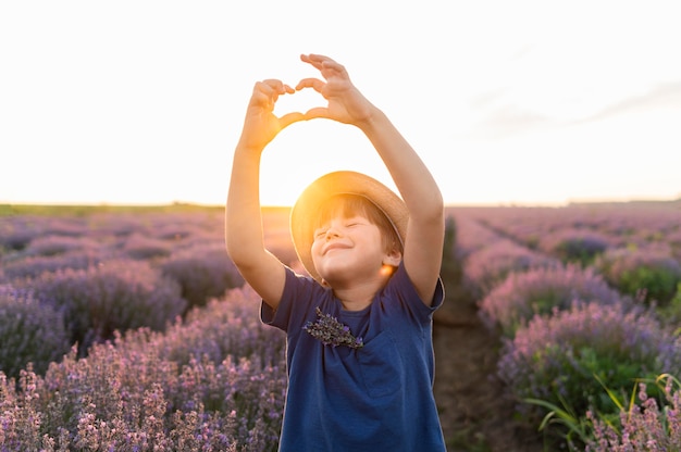 Kid shot moyen posant au coucher du soleil