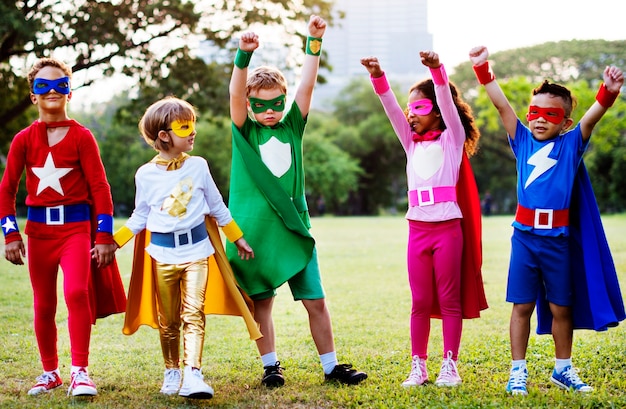 Photo kids wear superhero costume extérieur