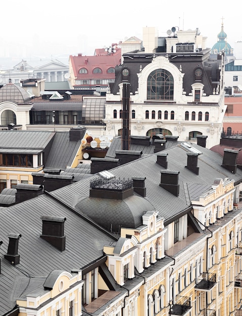 Kiev, Ukraine - 16 novembre 2019 : vue sur le toit du vieux Kiev depuis le clocher de la cathédrale Sainte-Sophie.