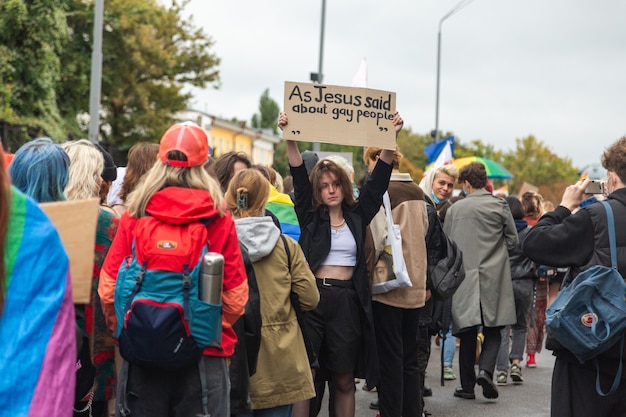 Kiev, Ukraine - 19.09.2021 : communauté LGBTQ au défilé de la fierté. Fille avec une affiche posant.