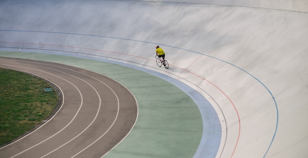 Kiev, Ukraine 27.08.2020 - Un homme fait du vélo sur un stade de piste